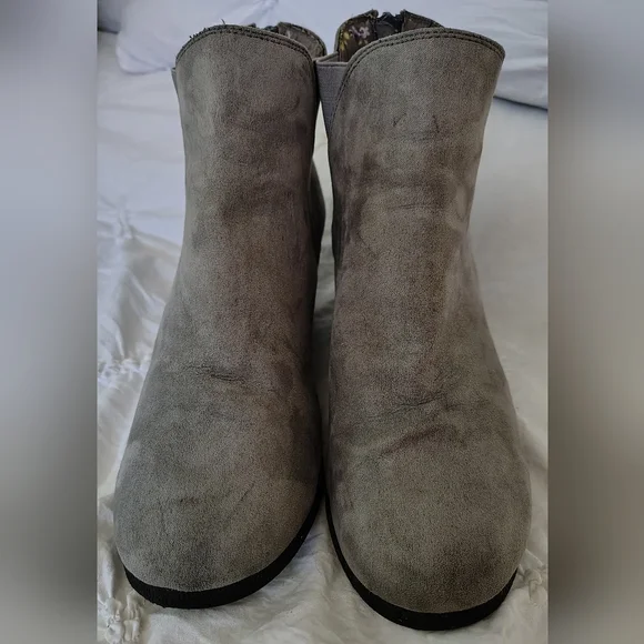 Maurices Gray Suede Wedge Ankle Boots Sz 10 - Picture 3 of 6